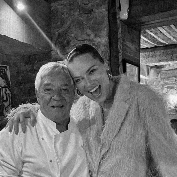 Le restaurant antibois est devenu une adresse incontournable pour les célébrités de passage sur la Côte d'Azur.

Adriana Lima au "Mamo Michelangelo", restaurant d'Antibes prisé par les stars @Facebook