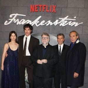 Mia Goth, Jacob Elordi, Guillermo del Toro, Oscar Isaac et Alexandre Desplat au photocall de l'avant-première Netflix du film "Frankenstein" au cinéma le Grand Rex à Paris, France, le 10 octobre 2025. © Coadic Guirec/Bestimage