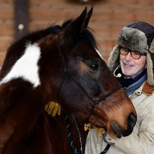 Diplômé, il enseigne cette discipline lors de stages en petits groupes.

Thierry Lhermitte anime un atelier d'équithérapie et d'étologie à la maison Hope à Saint-Cergues en Haute Savoie le samedi 24 janvier 2026. © Romain Doucelin/Bestimage