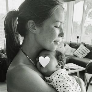 Ce dimanche 24 août, elle a partagé une nouvelle série de clichés sur son compte Instagram, retraçant ses escapades estivales en famille...

Instagram d'Emilie Broussouloux en famille avec sa petite dernière : Nicole.