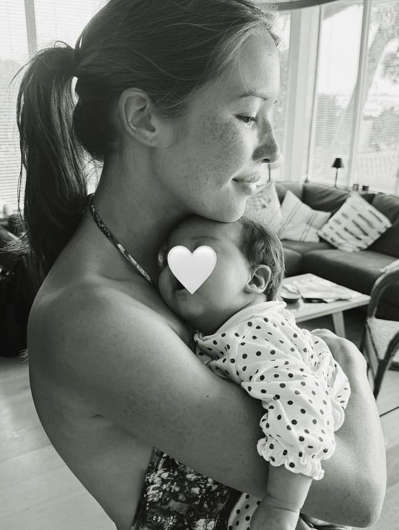 Ce dimanche 24 août, elle a partagé une nouvelle série de clichés sur son compte Instagram, retraçant ses escapades estivales en famille...

Instagram d'Emilie Broussouloux en famille avec sa petite dernière : Nicole.