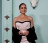 L’annonce a suscité de vives critiques dans les tabloïds, certains estimant qu’elle ne devrait pas “faire du business” avec son titre.

Meghan Markle a été vue en train de faire un signe de la main et de rire avec Emma Grede alors qu'elle assistait au gala 15 Percent Pledge, organisé par Aurora James, dans le backlot des Paramount Studios à Los Angeles.
Backgrid USA / Bestimage