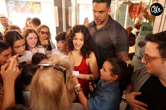 Comme le rapporte l’AFP, les détenteurs de billets ont été invités à les conserver en attendant l’annonce de nouvelles dates.

Rosalia avec ses fans dans les rues de Séville, vendredi 8 mai 2026

Cordon Press/Bestimage
