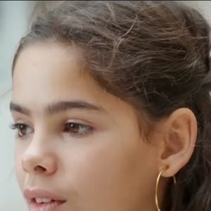Lila Debbouze (en blanc), la fille de Mélissa Theuriau et Jamel Debbouze, fait une première apparition remarquée à la télévision dans le documentaire Le Temps des femmes, diffusé sur France 2 et produit par sa mère. © Capture TV France 2 via Bestimage