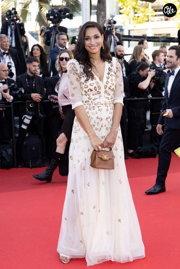 Elle a aussi alerté sur le coût élevé des funérailles, qu'elle estime à environ 7 000 euros.

Cindy Fabre (Robe Christophe Guillarmé) - Montée des marches du film « Emilia Perez » lors du 77ème Festival International du Film de Cannes, au Palais des Festivals à Cannes. Le 18 mai 2024
© Jacovides-Moreau / Bestimage