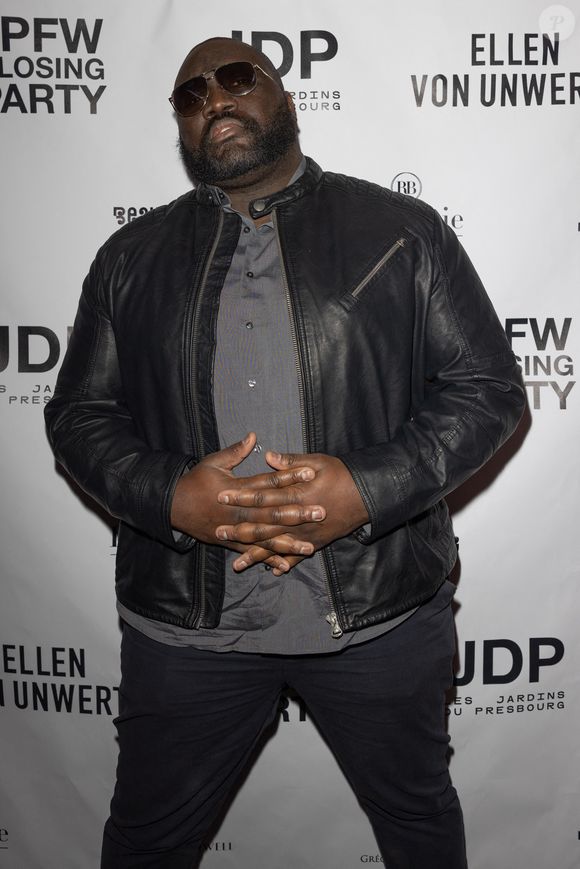 Exclusif - Bruce Dombolo au photocall de la soirée Forbes PFW Closing Party dans Les Jardins du Presbourg à Paris le 8 mars 2022.

© Jeremy Melloul / Bestimage