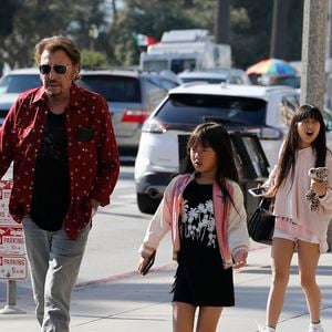 Johnny Hallyday avec sa femme Laeticia, leurs filles Jade et Joy, Marie Poniatowski avec son mari Pierre Rambaldi et leur fille Tess, à Santa Monica, le 1er avril 2017. (Agence / Bestimage).