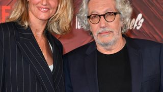 Alain Chabat installé dans le Vaucluse avec sa jeune compagne Tiara : les détails sur leur demeure qui fait rêver