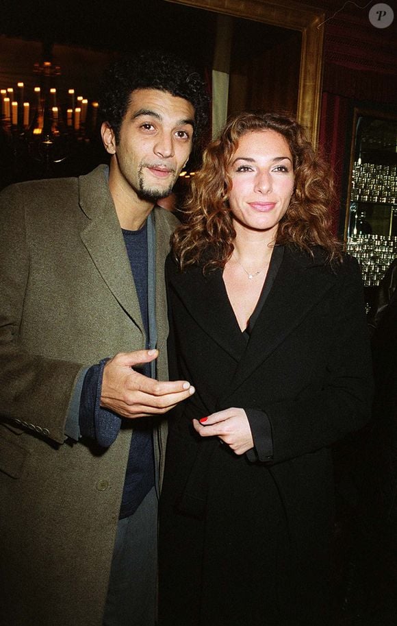 Ce clin d’œil public à l’univers humoristique de ses parents, le duo comique iconique des années 2000, formé par Ramzy Bedia et Anne Depétrini,  ne passe pas inaperçu...


« Ramzy » et « Anne Depétrini » – 26^e cérémonie des César, Paris, « plan américain ».
