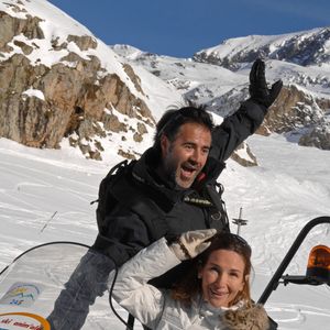 L'acteur français José Garcia et sa femme Isabelle Doval posent sur un ski doo lors du 11ème Festival International du Film de Comédie à L'Alpe d'Huez, France, le 19 janvier 2008. Photo by Christophe Guibbaud/ABACAPRESS.COM
