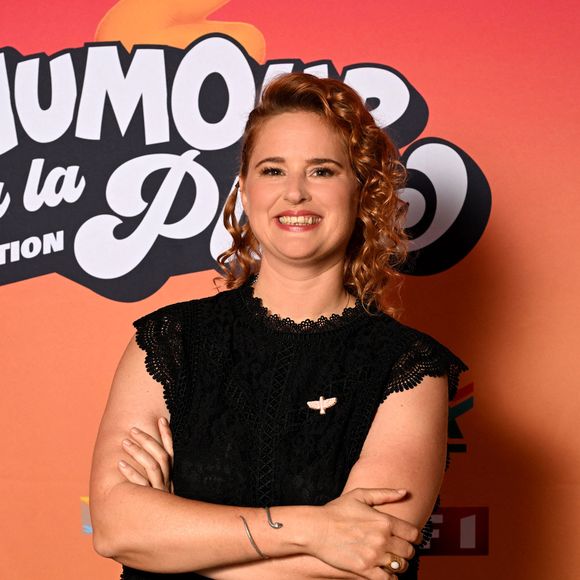 Exclusif - Elodie Poux au photocall lors de l'enregistrement de l'émission "L'humour à la plage" pour la 2eme édition du festival de Juan les Pins à la pinède Gould le 27 juin 2025. C'est l'humoriste français Kev Adams qui a initié et mis en scène ce festival dans la ville de ses grand-parents où il a passé ses vacances quand il était plus jeune. Sa grand-mère fait partie du Show aux côtés d'un plateau d'humoristes exceptionnels.
Après le succès de la première édition, TF1 et Kev Adams vous donnent rendez-vous pour une nouvelle soirée d’humour inédite et festive. Tourné face à la mer, dans l’écrin magique de la pinède Gould à Juan-les-Pins, « L’Humour à la Plage » revient pour une 2e édition encore plus ambitieuse : un grand show à ciel ouvert, pour rire ensemble et démarrer l’été en beauté. 
Une carte postale en guise de scène avec une ambiance unique; Imaginé comme une véritable fête de l’humour à ciel ouvert, sous les pins, les pieds dans le sable et la tête dans les étoiles, « L’Humour à la Plage » rassemble le temps d’un soir les plus grands noms de l’humour avec des duos inédits, des sketchs exclusifs, des impros, des happenings, des surprises… et une énergie communicative portée par un public survolté. 
Une programmation exceptionnelle qui donne le sourire; Pour cette 2ème édition, Kev Adams s’est entouré de Gad Elmaleh, Camille Lellouche, Maxime Gasteuil, Élodie Poux, Franck Dubosc, Marine Leonardi, Anne Roumanoff, Chantal Ladesou, Marie s’infiltre, Nino Arial, Az, Titoff, Kody… Et de nombreux invités-surprise que vous n’avez jamais vus sur la scène d’un gala d’humour.
Un spectacle familial, solaire et intergénérationnel; Conçu pour rassembler toutes les générations, « L’Humour à la Plage » promet de faire du rire un moment de fête. Un show festif, solaire, et populaire, à savourer ensemble pour bien démarrer l’été.
L'émission du e gala « L'Humour à la Plage » sera diffusése sur TF1 le 15 juillet à 21h10 pour une soirée unique de rires et de surprises ! © Bruno Bebert / Bestimage