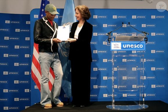 Audrey Azoulay lui a remis un diplôme

Pharrell Williams et Audrey Azoulay - Le rappeur, producteur et créateur de mode américain Pharrell Williams reçoit un diplôme de la directrice générale de l'UNESCO A.Azoulay en tant qu'Ambassadeur de bonne volonté de l'UNESCO pour les arts, l'éducation et l'entreprenariat, au siège de l'UNESCO, à Paris, le 17 décembre 2024. 
© Stéphane Lemouton / Bestimage