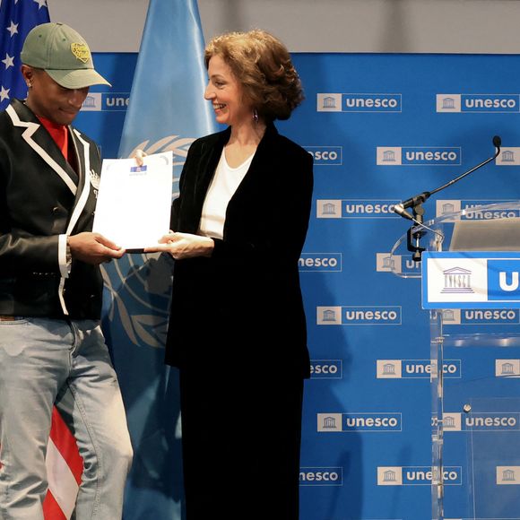 Audrey Azoulay lui a remis un diplôme

Pharrell Williams et Audrey Azoulay - Le rappeur, producteur et créateur de mode américain Pharrell Williams reçoit un diplôme de la directrice générale de l'UNESCO A.Azoulay en tant qu'Ambassadeur de bonne volonté de l'UNESCO pour les arts, l'éducation et l'entreprenariat, au siège de l'UNESCO, à Paris, le 17 décembre 2024. 
© Stéphane Lemouton / Bestimage