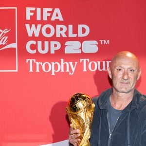 Fabien Barthez avec le trophée de la Coupe du Monde de la FIFA à l'Adidas Home of Sport sur les Champs-Elysées à Paris le 10 février 2026.  

© Cyril Moreau/Bestimage