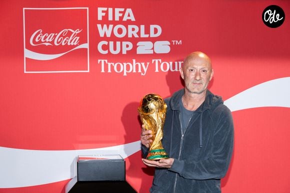 Fabien Barthez avec le trophée de la Coupe du Monde de la FIFA à l'Adidas Home of Sport sur les Champs-Elysées à Paris le 10 février 2026.  

© Cyril Moreau/Bestimage
