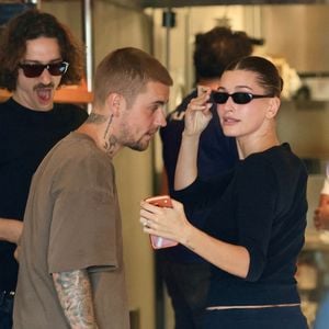 D'un côté, il y a le Pilates qui se concentre sur le renforcement des muscles profonds, la posture et le gainage de la sangle abdominale. De quoi donner une silhouette allongée, un port de tête altier et un ventre ultra-plat, le tout sans brusquer les articulations. 

EXCLUSIF Los Angeles, CA Après un cours de pilates, le couple superstar Hailey et Justin Bieber a été aperçu à la librairie Architecture et dans un café avec des amis à Los Angeles.



Sur la photo : Justin Bieber, Hailey Bieber