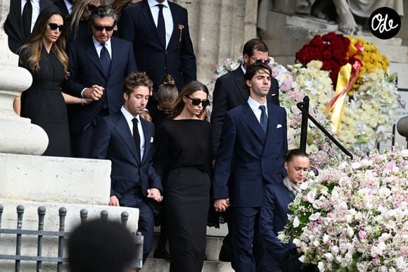 Les obsèques de la responsable des relations publiques de Dior se sont déroulées ce lundi 31 août à Paris.

Robert Agostinelli, sa femme Francesca, Héloïse Agostinelli, son frère Carlo Agostinelli, les enfants de la défunte - Sortie des obsèques de Mathilde Favier en l'église Saint-Sulpice à Paris, le 31 août 2026. 

©Bestimage