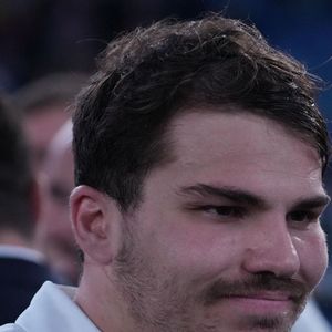 C’est une technique chirurgicale qui vise à remplacer le ligament déchiré par un greffon prélevé sur le patient lui-même

Antoine Dupont - L'équipe de France de rugby victorieuse face à l'Italie (73 - 24) lors du Tournoi des Six Nations à Rome, le 24 février 2025. 
© Laurent Lairys / PsnewZ / Bestimage