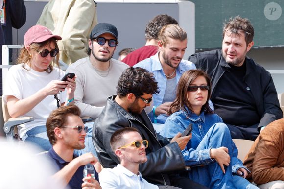 François Civil, sa soeur Marie, sa compagne Adèle Exarchopoulos, Sacha Abitbol, Cooper Koch et son compagnon Stuart Zebrowski en tribunes lors de la finale messieurs des Internationaux de France de Tennis de Roland Garros 2025 (jour 15), à Paris, France, le 8 juin 2025. © Cyril Moreau/Bestimage