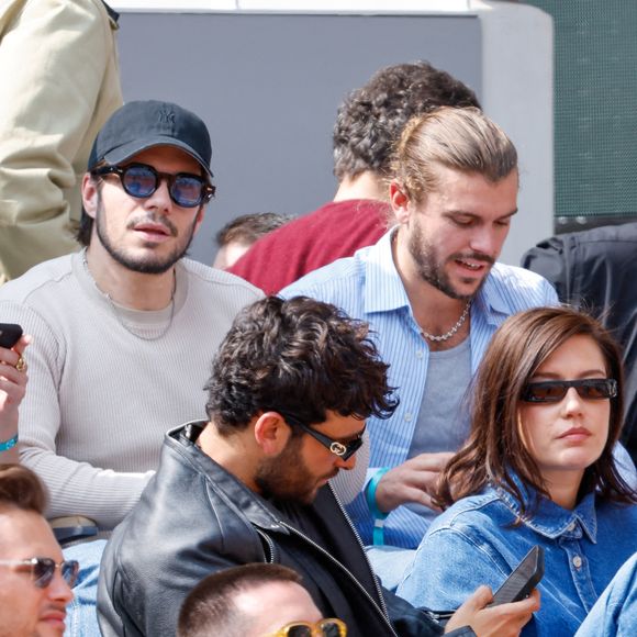 François Civil, sa soeur Marie, sa compagne Adèle Exarchopoulos, Sacha Abitbol, Cooper Koch et son compagnon Stuart Zebrowski en tribunes lors de la finale messieurs des Internationaux de France de Tennis de Roland Garros 2025 (jour 15), à Paris, France, le 8 juin 2025. © Cyril Moreau/Bestimage
