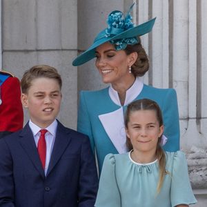 Le prince George de Galles, Catherine (Kate) Middleton, princesse de Galles, La princesse Charlotte de Galles - Les membres de la famille royale britannique au balcon de Buckingham Palace lors de la cérémonie Trooping the Colour à Londres, le 14 juin 2025. Affecté par le crash du Boeing 787 Dreamliner à Ahmedabad du 12 juin, le souverain et les officiels porteront un brassard noir en hommage aux plus de 270 victimes. Bon nombre d'elles étaient des ressortissants britanniques.
© Mirrorpix / Bestimage
