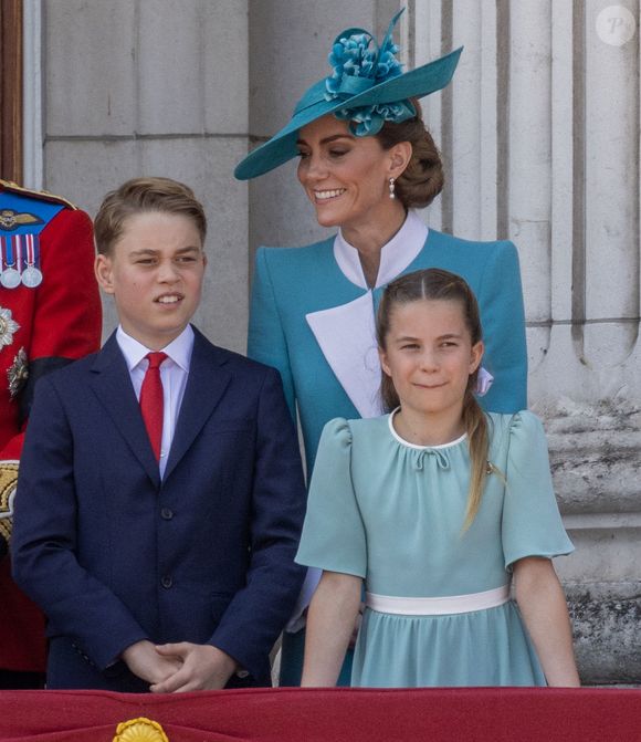 Le prince George de Galles, Catherine (Kate) Middleton, princesse de Galles, La princesse Charlotte de Galles - Les membres de la famille royale britannique au balcon de Buckingham Palace lors de la cérémonie Trooping the Colour à Londres, le 14 juin 2025. Affecté par le crash du Boeing 787 Dreamliner à Ahmedabad du 12 juin, le souverain et les officiels porteront un brassard noir en hommage aux plus de 270 victimes. Bon nombre d'elles étaient des ressortissants britanniques.
© Mirrorpix / Bestimage