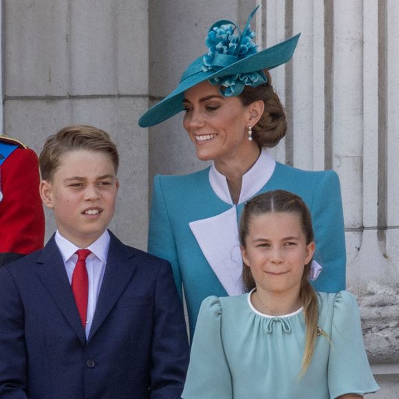 Le prince George de Galles, Catherine (Kate) Middleton, princesse de Galles, La princesse Charlotte de Galles - Les membres de la famille royale britannique au balcon de Buckingham Palace lors de la cérémonie Trooping the Colour à Londres, le 14 juin 2025. Affecté par le crash du Boeing 787 Dreamliner à Ahmedabad du 12 juin, le souverain et les officiels porteront un brassard noir en hommage aux plus de 270 victimes. Bon nombre d'elles étaient des ressortissants britanniques.
© Mirrorpix / Bestimage