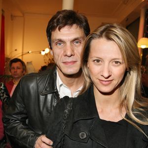 Après leur séparation, le chanteur s'est marié avec Sarah Poniatowski.

EXCLUSIF. Le chanteur français Marc Lavoine et Sarah Poniatowski posent ensemble lors du vernissage du livre « Vive la Mariée » à la boutique Louise Piquant à Paris, en France, le 21 novembre 2006. Photo de Denis Guignebourg/ABACAPRESS.COM