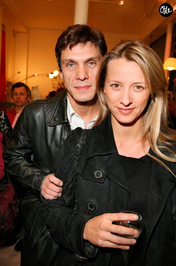 Après leur séparation, le chanteur s'est marié avec Sarah Poniatowski.

EXCLUSIF. Le chanteur français Marc Lavoine et Sarah Poniatowski posent ensemble lors du vernissage du livre « Vive la Mariée » à la boutique Louise Piquant à Paris, en France, le 21 novembre 2006. Photo de Denis Guignebourg/ABACAPRESS.COM