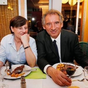 Si le mariage a été précipité, c'est parce qu'Elisabeth était enceinte de leur premier enfant !
Archive - François Bayrou, président du Modem, fête en compagnie de sa femme Elisabeth sa victoire à l'élection municipale de Pau, France, le 31 Mars 2014. © Patrick Bernard/Bestimage