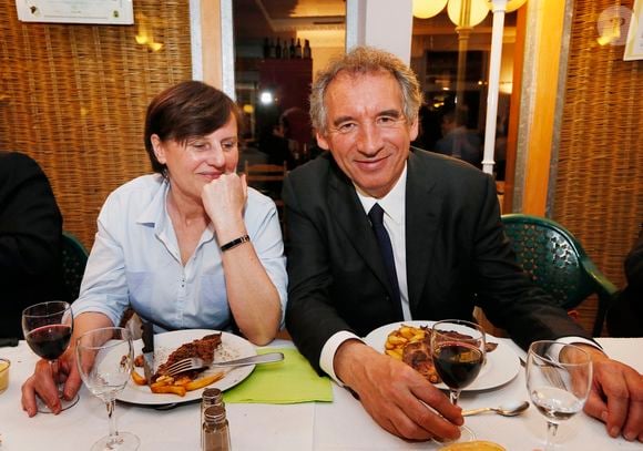 Si le mariage a été précipité, c'est parce qu'Elisabeth était enceinte de leur premier enfant !
Archive - François Bayrou, président du Modem, fête en compagnie de sa femme Elisabeth sa victoire à l'élection municipale de Pau, France, le 31 Mars 2014. © Patrick Bernard/Bestimage