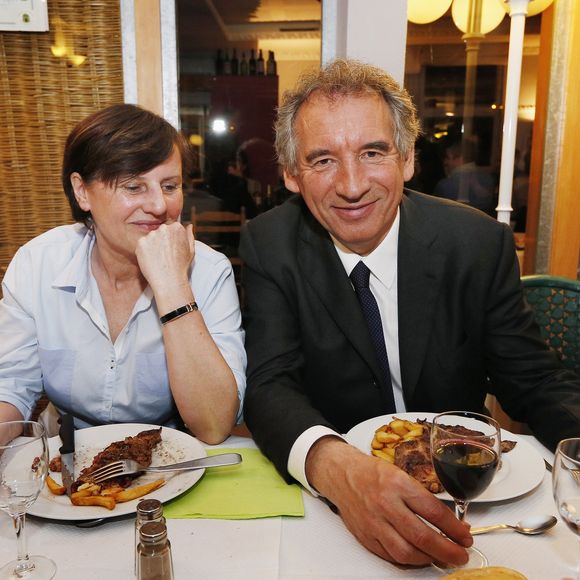 Si le mariage a été précipité, c'est parce qu'Elisabeth était enceinte de leur premier enfant !
Archive - François Bayrou, président du Modem, fête en compagnie de sa femme Elisabeth sa victoire à l'élection municipale de Pau, France, le 31 Mars 2014. © Patrick Bernard/Bestimage