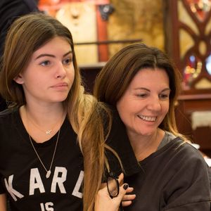 Exclusif - Thylane Blondeau et sa mère Véronika Loubry pendant le petit déjeuner avant de rejoindre le cinéma avant de se rendre à l'avant-première du film "Belle et Sébastien : l'aventure continue" au Gaumont Opéra à Paris, le 29 novembre 2015. 

Photo : Romuald Meigneux / Bestimage