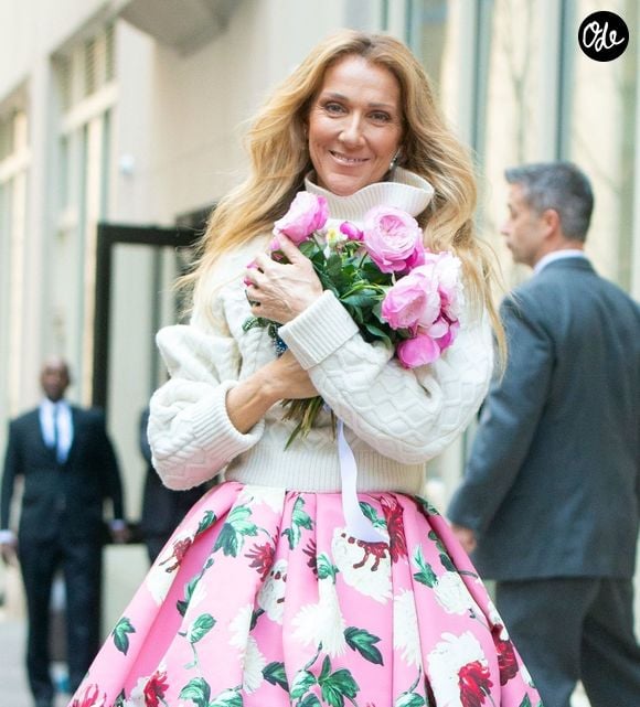 Celine Dion rayonnante et très souriante dans un ensemble pull écru et jupe bouffante fleurie salue ses fans à la sortie de son hôtel à New York, le 8 mars 2020.
Crédit : Backgrid USA/ Bestimage
