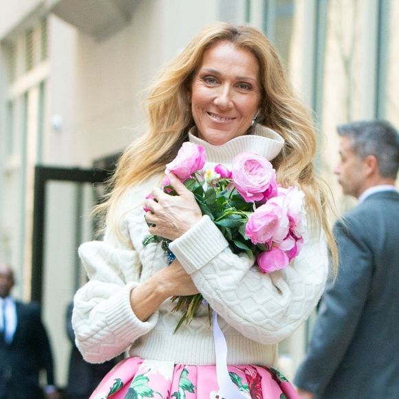 Celine Dion rayonnante et très souriante dans un ensemble pull écru et jupe bouffante fleurie salue ses fans à la sortie de son hôtel à New York, le 8 mars 2020.
Crédit : Backgrid USA/ Bestimage