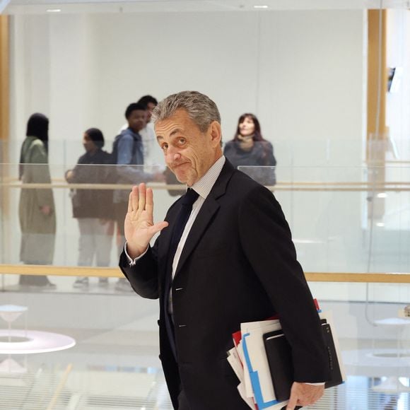 Nicolas Sarkozy arrive au tribunal pour les réquisitoires dans le cadre de son procès des soupçons de financement libyen de sa campagne éléctorale de 2007, le 26 mars 2025. 
© Denis Guignebourg / Bestimage