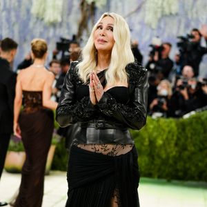 Radieuse, l'interprète de "Believe" s'est affichée dans une longue robe noire cintrée, un savant mélange de plusieurs matières : cuir, dentelle, tulle.

Cher à l'emblématique Met Gala 2026 au Metropolitan Museum of Art, célébrant l'ouverture de l'exposition du Costume Institute, Costume Art, à New York.

©Bestimage



Sur la photo : Cher