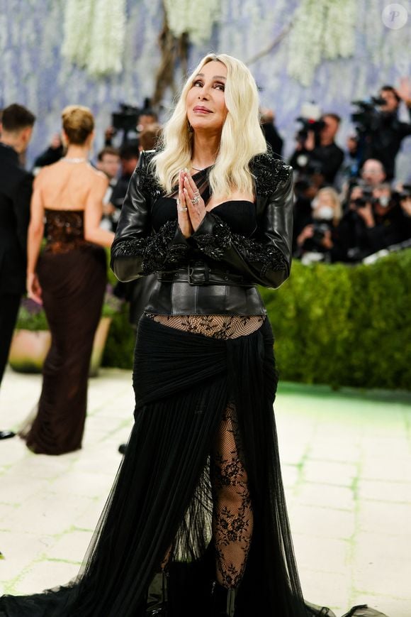 Radieuse, l'interprète de "Believe" s'est affichée dans une longue robe noire cintrée, un savant mélange de plusieurs matières : cuir, dentelle, tulle.

Cher à l'emblématique Met Gala 2026 au Metropolitan Museum of Art, célébrant l'ouverture de l'exposition du Costume Institute, Costume Art, à New York.

©Bestimage



Sur la photo : Cher