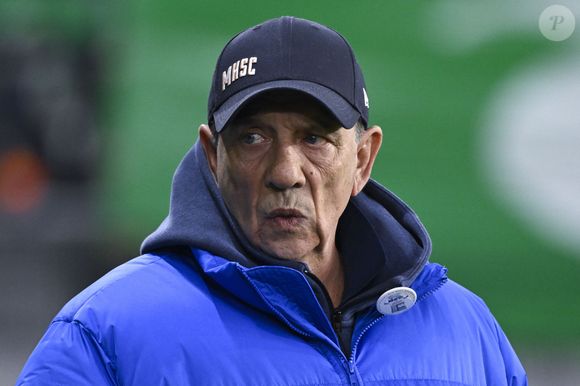 Sélectionneur de la Côte d’Ivoire, il quitte la CAN 2023 en cours de route, un tournoi que les Éléphants… remporteront finalement.

Jean Louis Gasset (entraîneur de Montpellier) lors du match de Ligue 1 entre l'AS Saint Etienne et le Montpellier HSC au Stade Geoffroy Guichard le 23 novembre 2024 à Saint Etienne, France.  |Match de Ligue 1 McDonald's "Saint-Etienne - Montpellier (1-0)" au stade Geoffroy Guichard @PsnewZ / Bestimage