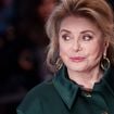 En Normandie, Catherine Deneuve pousse la porte d’une petite adresse où les propriétaires font voyager leurs clients jusqu’à leur pays d’origine