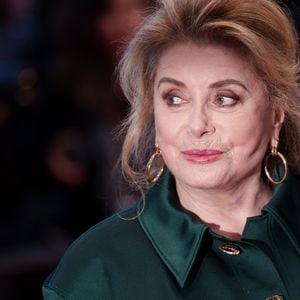 Icône du cinéma français, Catherine Deneuve a profité de son passage en Normandie pour déjeuner à la table d’un restaurant très réputé de la région.

Catherine Deneuve - Descente des marches du film « Histoires parallèles » lors du Festival International du Film de Cannes. © API / BESTIMAGE