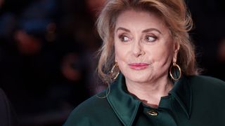 En Normandie, Catherine Deneuve pousse la porte d’une petite adresse où les propriétaires font voyager leurs clients jusqu’à leur pays d’origine