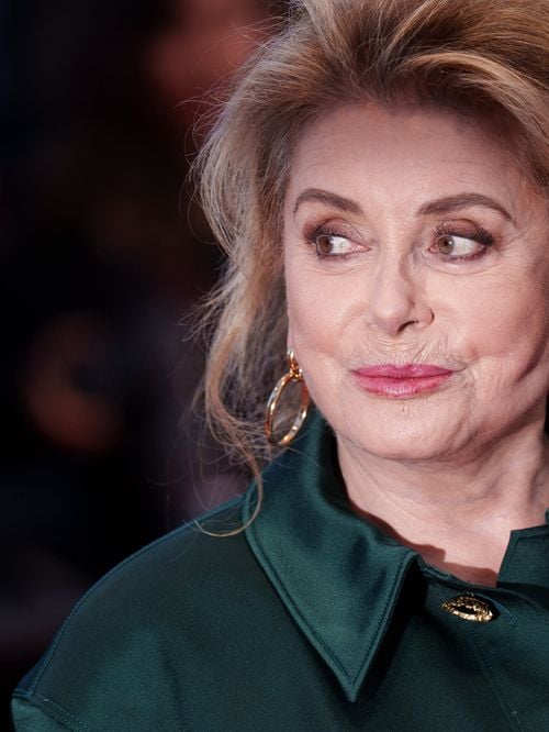 En Normandie, Catherine Deneuve pousse la porte d’une petite adresse où les propriétaires font voyager leurs clients jusqu’à leur pays d’origine