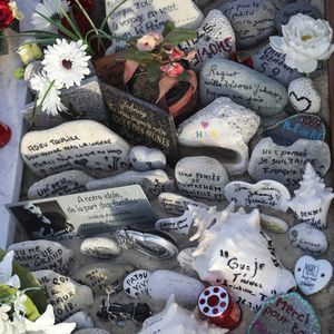 Illustrations de la tombe de Johnny Hallyday au cimetière marin de Lorient à Saint-Barthélemy le 14 avril 2018. Elle est toujours aussi fleurie et recouverte de messages touchants de la part d'admirateurs et de proches. 
Laeticia Hallyday et ses filles Jade et Joy arrivent à Saint Barth pour les vacances de Pâques pour se ressourcer, loin des affaires concernant l'héritage, et se recueillir dans le calme et la sérénité seulement 4 mois après l'inhumation.