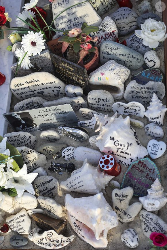 Illustrations de la tombe de Johnny Hallyday au cimetière marin de Lorient à Saint-Barthélemy le 14 avril 2018. Elle est toujours aussi fleurie et recouverte de messages touchants de la part d'admirateurs et de proches. 
Laeticia Hallyday et ses filles Jade et Joy arrivent à Saint Barth pour les vacances de Pâques pour se ressourcer, loin des affaires concernant l'héritage, et se recueillir dans le calme et la sérénité seulement 4 mois après l'inhumation.
