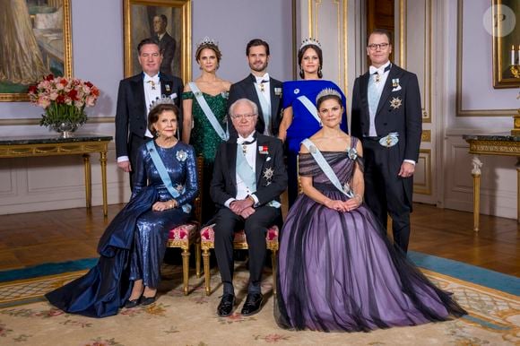 Le roi Carl Gustaf, la reine Silvia, la princesse héritière Victoria, le prince Daniel, la princesse Madeleine, Chris O'Neill, le prince Carl Philip, la princesse Sofia de Suède lors de la photo de famille pour la cérémonie du prix Nobel 2024 au Palais royal de Stockholm, Suède, le 10 décembre 2024. © Dana Press/Bestimage