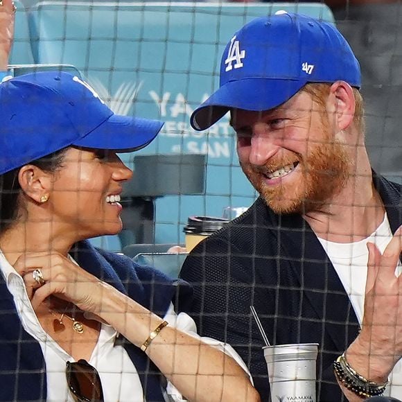 Le prince Harry et Meghan Markle regardent pendant la huitième manche du quatrième match des séries mondiales de baseball de la MLB entre les Dodgers de Los Angeles et les Blue Jays de Toronto à Los Angeles, le mardi 28 octobre 2025. The Canadian Press/ABACAPRESS.COM//Frank Gunn