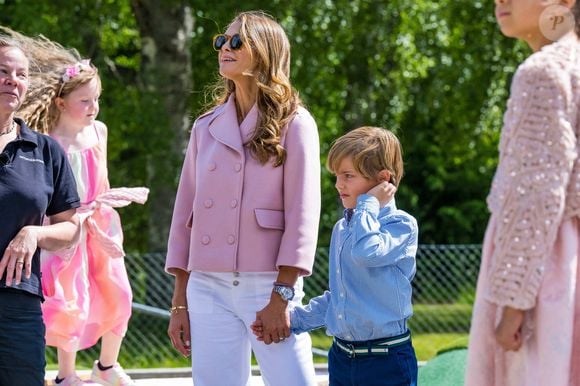 La princesse Madeleine de Suède inaugure en famille le parc d'aventures à Docksta, avec son mari, Christopher O’Neill (Chris O’Neill) et leur fils, le prince Nicolas de Suède le 21 juin 2022. © Dana Press / Bestimage