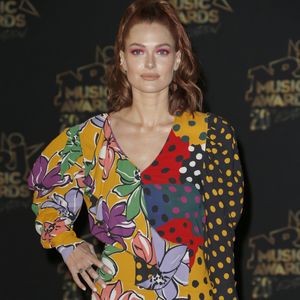 Elle a confié vouloir s'accorder l'estime, l'amour et la compassion qu'elle a longtemps donnés aux autres sans compter.

Caroline Receveur lors de la 20ème cérémonie des NRJ Music Awards au Palais des Festivals à Cannes, le 10 novembre 2018.

© Christophe Aubert via Bestimage