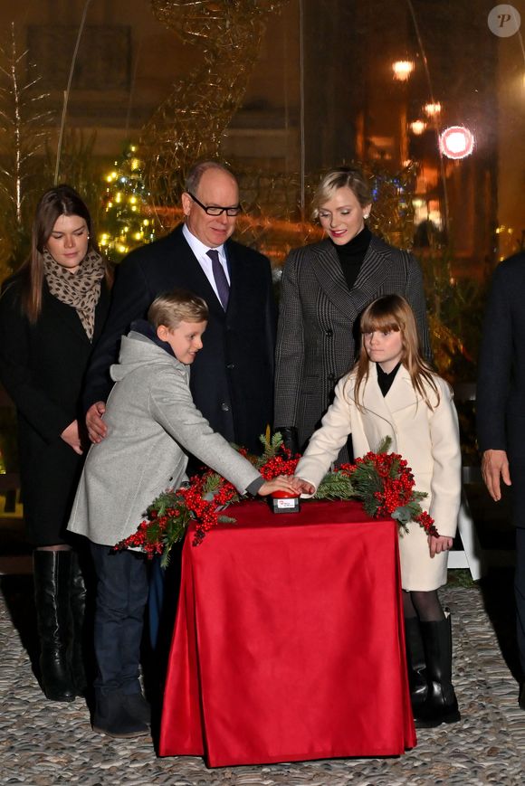 Le prince Albert II de Monaco et la princesse Charlène, avec leurs enfants, les jumeaux princiers, Jacques et Gabriella, ont donné le coup d'envoi des illuminations de Noël sur la Place du Palais de Monaco, le 30 novembre 2024. 
C'est sous le regard de leurs parents que le prince héréditaire Jacques et sa soeur la princesse Gabriella, ont appuyé sur le buzzer déclenchant ainsi l'allumage des décors de la Place du Palais, ainsi que l'illumination de tous les quartiers de la Principauté. C'est le maire George Marsan entouré d'élus municipaux qui a décrit les dispositif mis en place cette année, à savoir : 87 motifs transversaux, 410 motifs sur les candélabres et 25 scénographies inédites. Près de la Famille Princière on pouvait noter la présence de Camille Gottlieb, le fille de la princesse Stéphanie et de Jean Raymond Gottlieb et de Mélanie-Antoinette de Massy. © Bruno Bebert/Pool Monaco/Bestimage